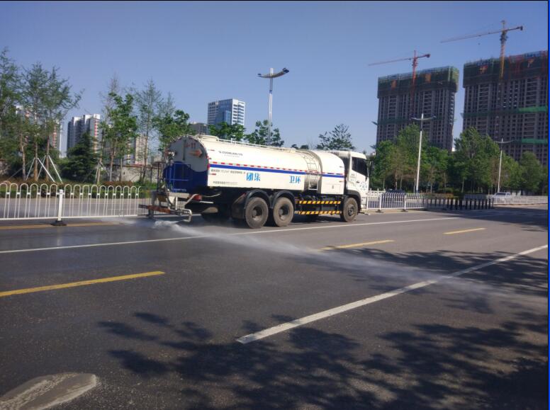 杨絮满地惹人烦 环卫部门加大道路洒水、冲洗