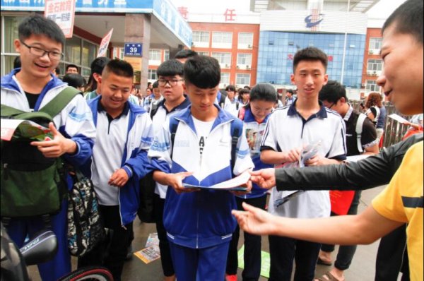 走出了中考,走进了辅导班 学生表示,高考完了才