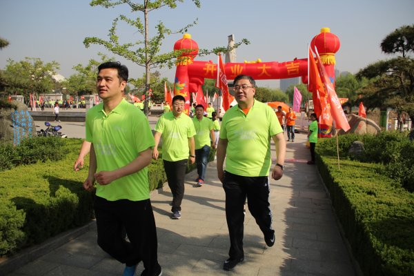 中国平安人寿集团旗下各单位相关负责人带头参加“平安有约健康行”活动。