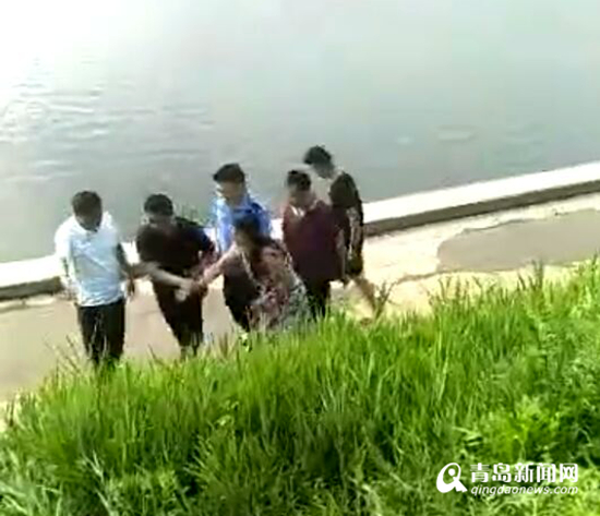 女子丢下娃跳进河 网约车司机边哄孩子边报警