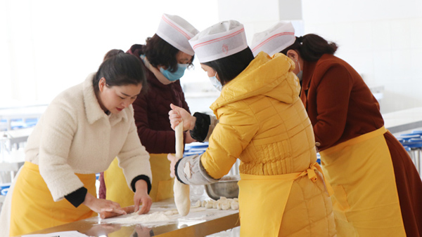 平邑县实验小学庆元旦迎新年活动丰富多彩