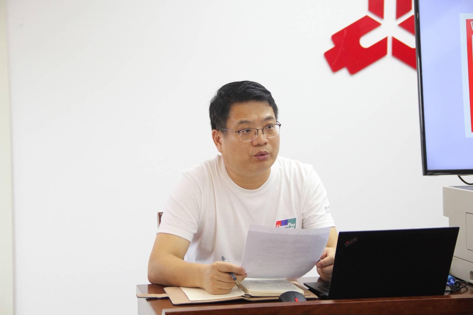 “银联产品抽大奖”活动负责人宣布第二期抽奖启动。.JPG