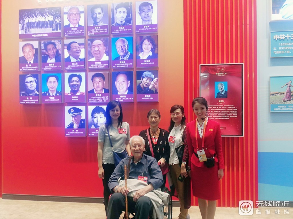 conew_2019年为黄旭华院士讲解 (1).jpg