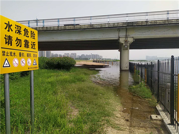 记者实地探访：临沂3处危险水域 警示牌、铁栅栏齐上阵，提醒市民远离危险水域