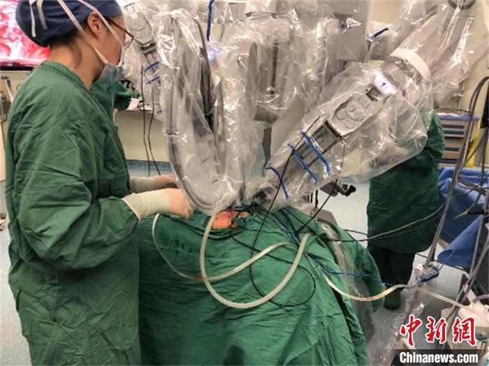 新生儿患先天性食管闭锁医生操纵机器人完成手术