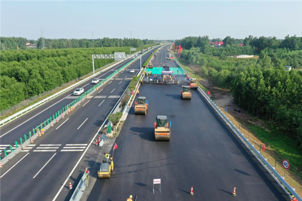 京沪高速公路改扩建工程起自京沪高速与s29滨新高速交汇的莱芜枢纽,止