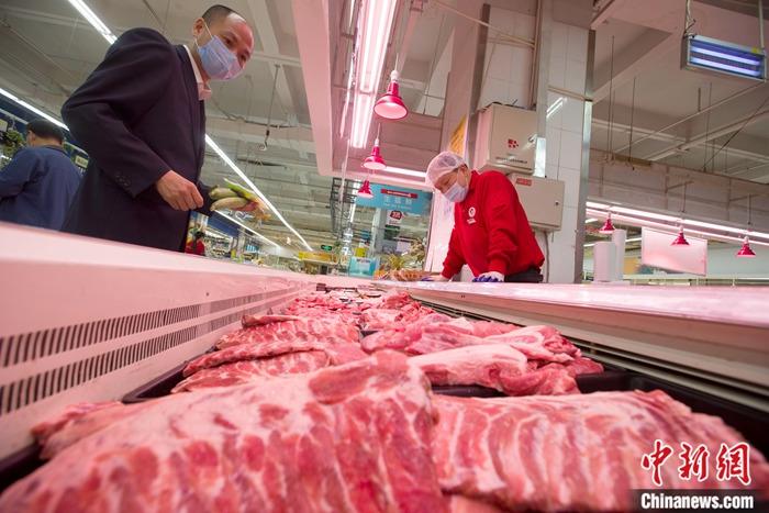 5月12日，山西省太原市一超市，消费者正在选购猪肉。当日，中国国家统计局公布数据显示，4月份中国居民消费价格指数（CPI）同比上涨3.3%，涨幅比前一月回落1.0个百分点。1—4月平均，中国CPI比去年同期上涨4.5%。<a target='_blank'  data-cke-saved-href='http://www.chinanews.com/' href='http://www.chinanews.com/'>中新社</a>记者 张云 摄
