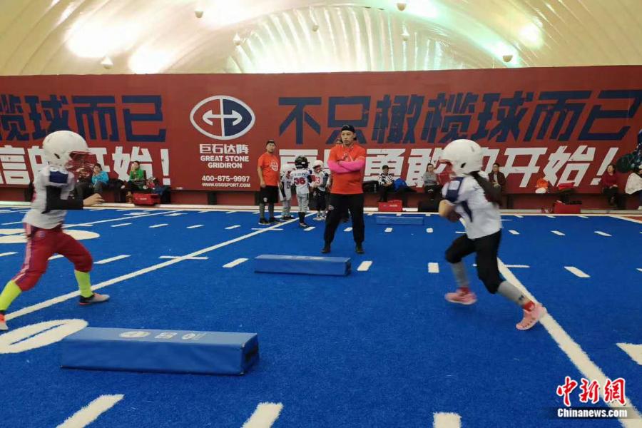孩子们在巨石达阵上课。受访者供图