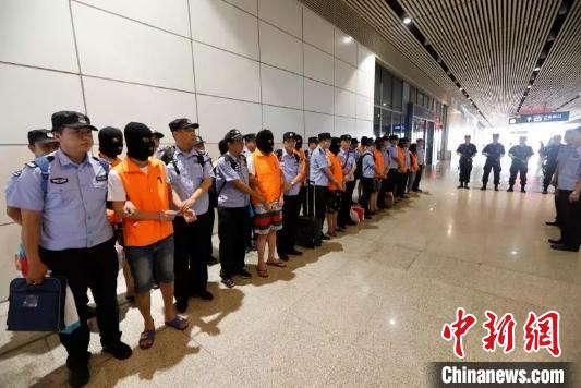 图为湖北安陆警方抓获跨国电信诈骗犯罪集团成员(资料图) 湖北安陆市公安局供图 摄