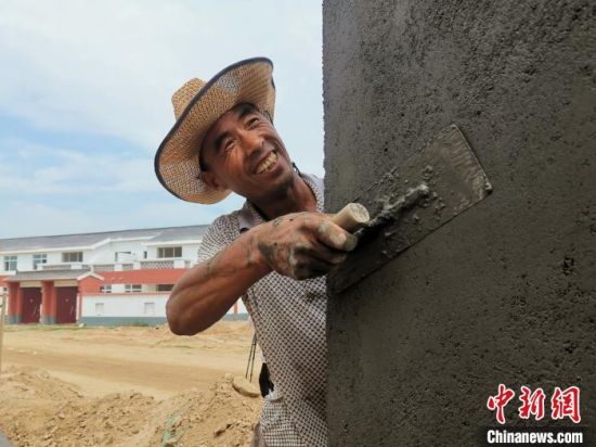 菏泽市鄄城县旧城镇村民在旧城镇实施的滩区改造工程项目打工，建设自己未来的新房。　杨飞 摄
