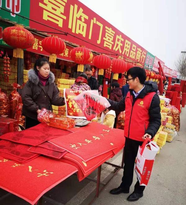 党员先锋队走访沿街商户_编辑.jpg