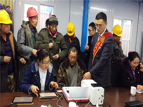 工行临沂兰山支行积极响应推广普惠金融和农民工工资代发业务，获得了农民工的一致好评。.jpg