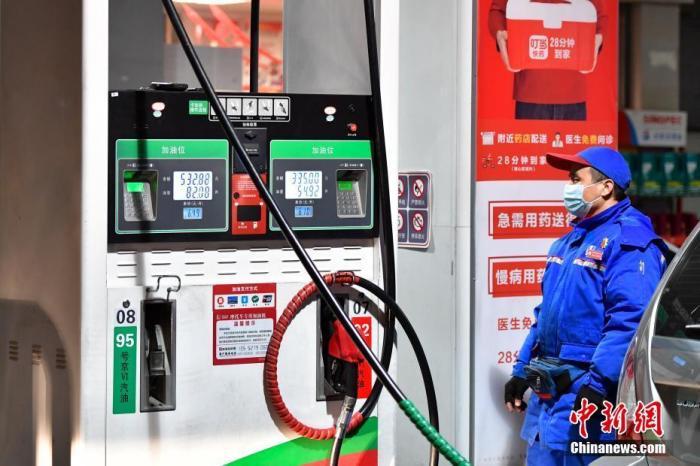 图为工作人员在北京一处加油站为车辆加油。 <a target='_blank'  data-cke-saved-href='http://www.chinanews.com/' href='http://www.chinanews.com/'>中新社</a>记者 田雨昊 摄