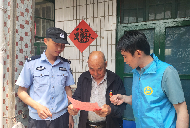 平邑县卞桥镇常态化开展网格员禁种铲毒入户宣传活动