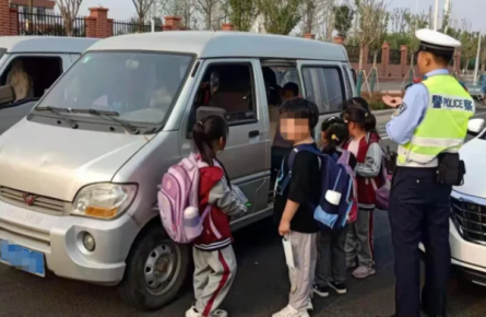 临沂一面包车内挤满了11名小学生，＂超员黑校车”被