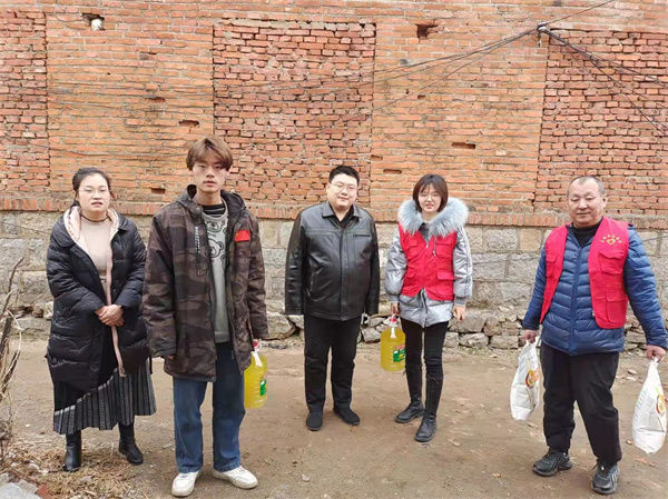 邮储银行兰陵县支行联合兰陵团县委到尚岩镇开展贫困儿童走访活动