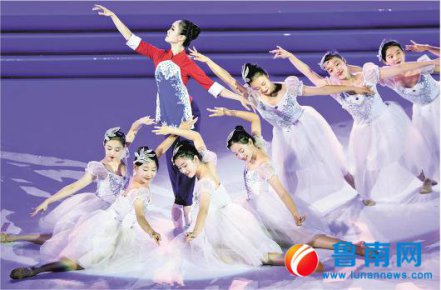 　9月5日晚，山东省第25届运动会闭幕式上演文体节目《沂蒙情》。（记者 李勇 报