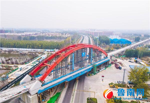 济郑高铁山东段东昌府特大桥跨S333省道128ｍ简支拱拱肋混凝土顶升到位