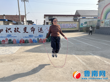 仲村镇马峪完小组织庆祝“三・八”节女职工跳绳比赛活动
